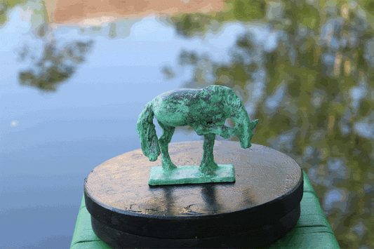 audrey flechet, atelier du champ bon, cheval bronze, cheval se grattant