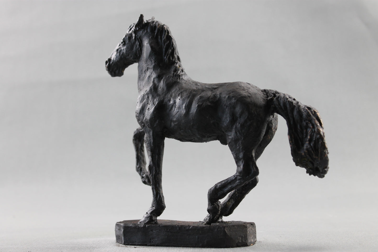 sculpture, audrey flechet, fonderie du champ bon, cheval au piaffer, piaffe horse, metal casting, bronze equestre, cire perdue, lost wax, horse, cavallo, caballo, bronce, bronzo