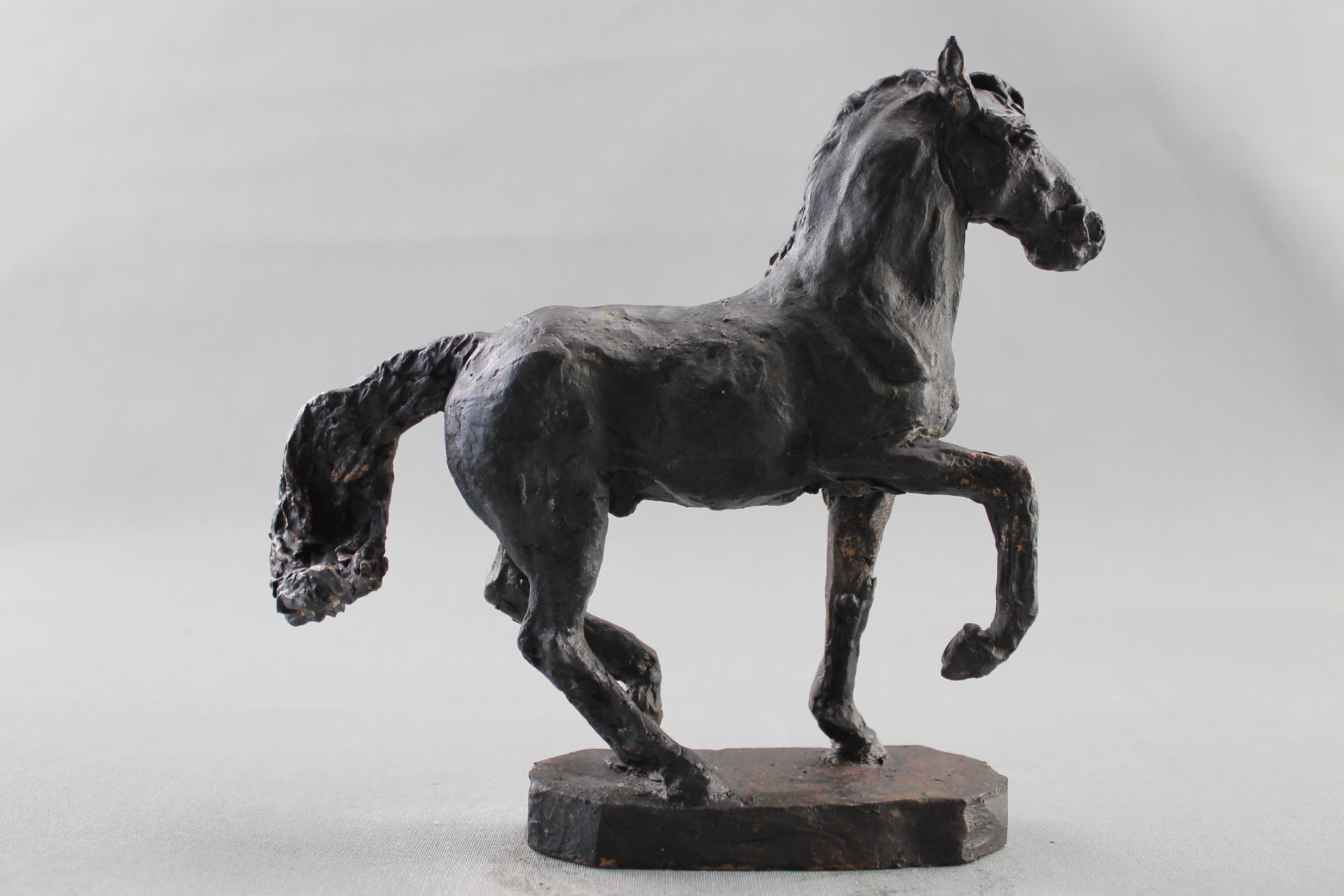 sculpture, audrey flechet, fonderie du champ bon, cheval au piaffer, piaffe horse, metal casting, bronze equestre, cire perdue, lost wax, horse, cavallo, caballo, bronce, bronzo