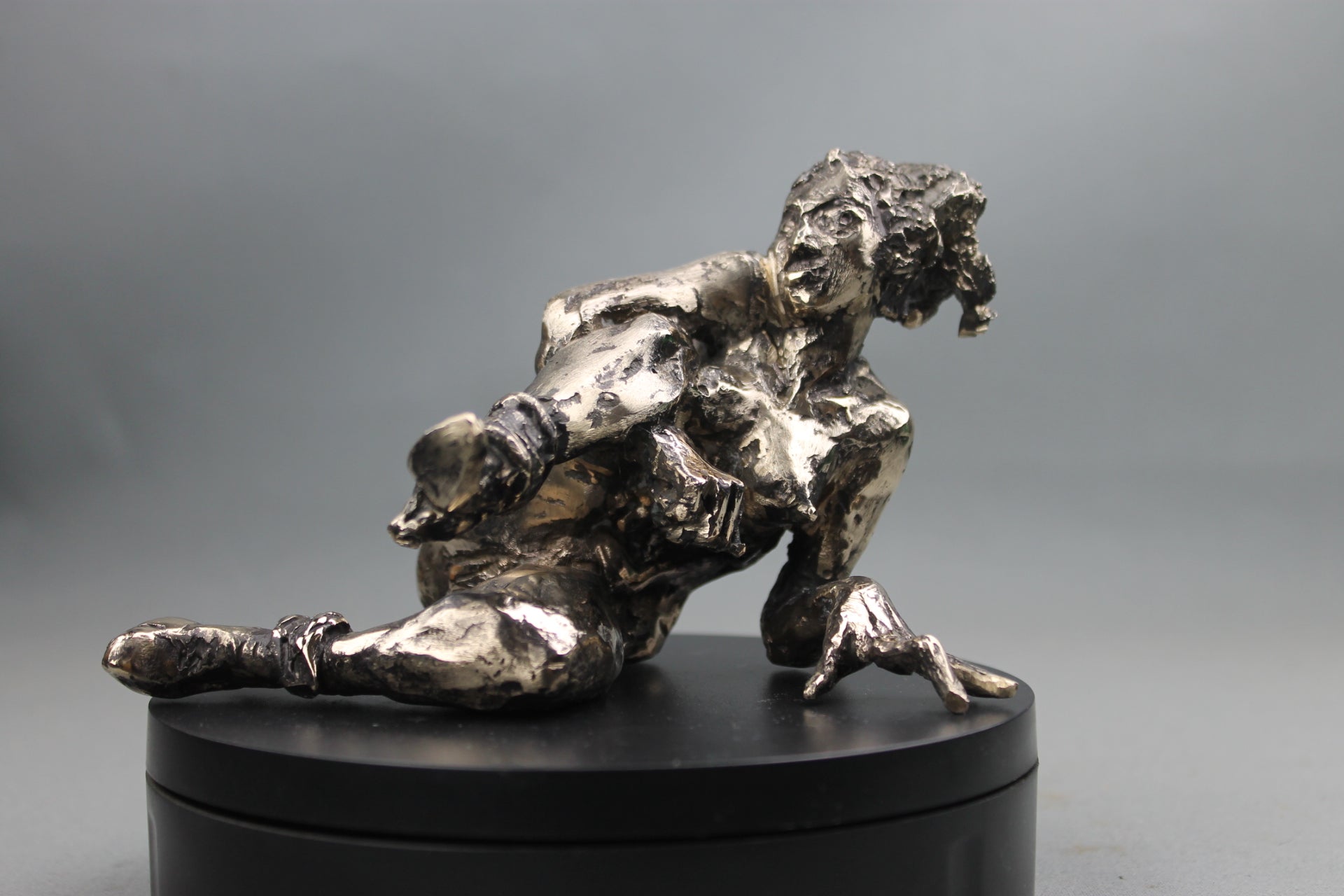 sculpture contemporaine, egon schiele, sculpture, audrey flechet, flechet, fonderie du champ bon, bronze, statue, statuette, cire perdue, technique de la cire perdue, bronce, lost wax, les bottes rouges, nu féminin, nu féminin à la jambe relevée, atelier de la cire perdue