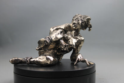 sculpture contemporaine, egon schiele, sculpture, audrey flechet, flechet, fonderie du champ bon, bronze, statue, statuette, cire perdue, technique de la cire perdue, bronce, lost wax, les bottes rouges, nu féminin, nu féminin à la jambe relevée, atelier de la cire perdue