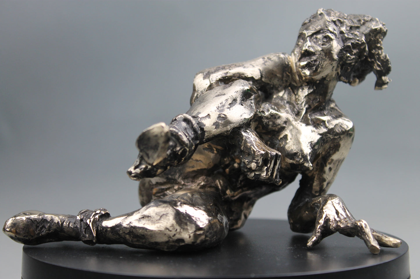sculpture contemporaine, egon schiele, sculpture, audrey flechet, flechet, fonderie du champ bon, bronze, statue, statuette, cire perdue, technique de la cire perdue, bronce, lost wax, les bottes rouges, nu féminin, nu féminin à la jambe relevée