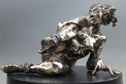 sculpture contemporaine, egon schiele, sculpture, audrey flechet, flechet, fonderie du champ bon, bronze, statue, statuette, cire perdue, technique de la cire perdue, bronce, lost wax, les bottes rouges, nu féminin, nu féminin à la jambe relevée