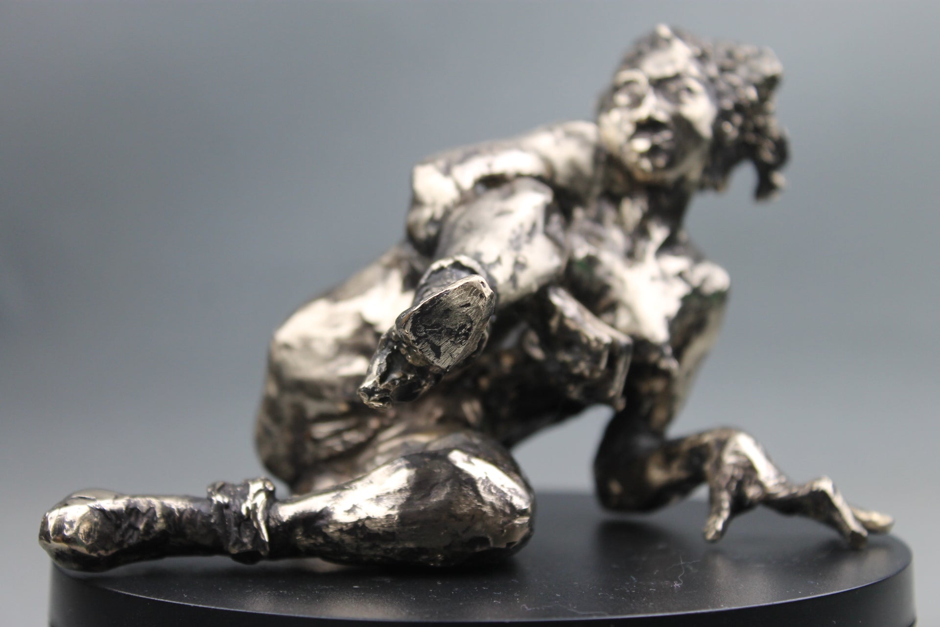 sculpture contemporaine, egon schiele, sculpture, audrey flechet, flechet, fonderie du champ bon, bronze, statue, statuette, cire perdue, technique de la cire perdue, bronce, lost wax, les bottes rouges, nu féminin, nu féminin à la jambe relevée