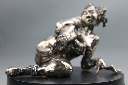 sculpture contemporaine, egon schiele, sculpture, audrey flechet, flechet, fonderie du champ bon, bronze, statue, statuette, cire perdue, technique de la cire perdue, bronce, lost wax, les bottes rouges, nu féminin, nu féminin à la jambe relevée