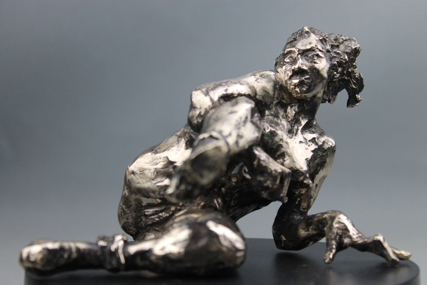sculpture contemporaine, egon schiele, sculpture, audrey flechet, flechet, fonderie du champ bon, bronze, statue, statuette, cire perdue, technique de la cire perdue, bronce, lost wax, les bottes rouges, nu féminin, nu féminin à la jambe relevée