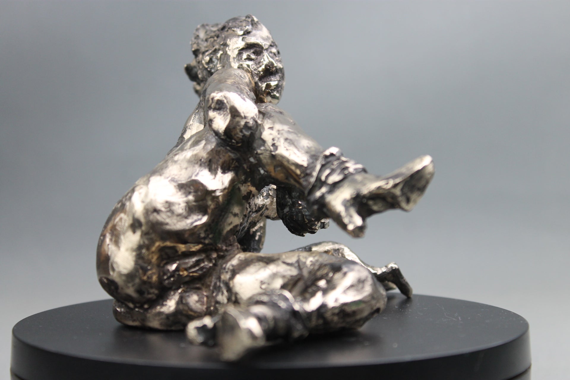 sculpture contemporaine, egon schiele, sculpture, audrey flechet, flechet, fonderie du champ bon, bronze, statue, statuette, cire perdue, technique de la cire perdue, bronce, lost wax, les bottes rouges, nu féminin, nu féminin à la jambe relevée