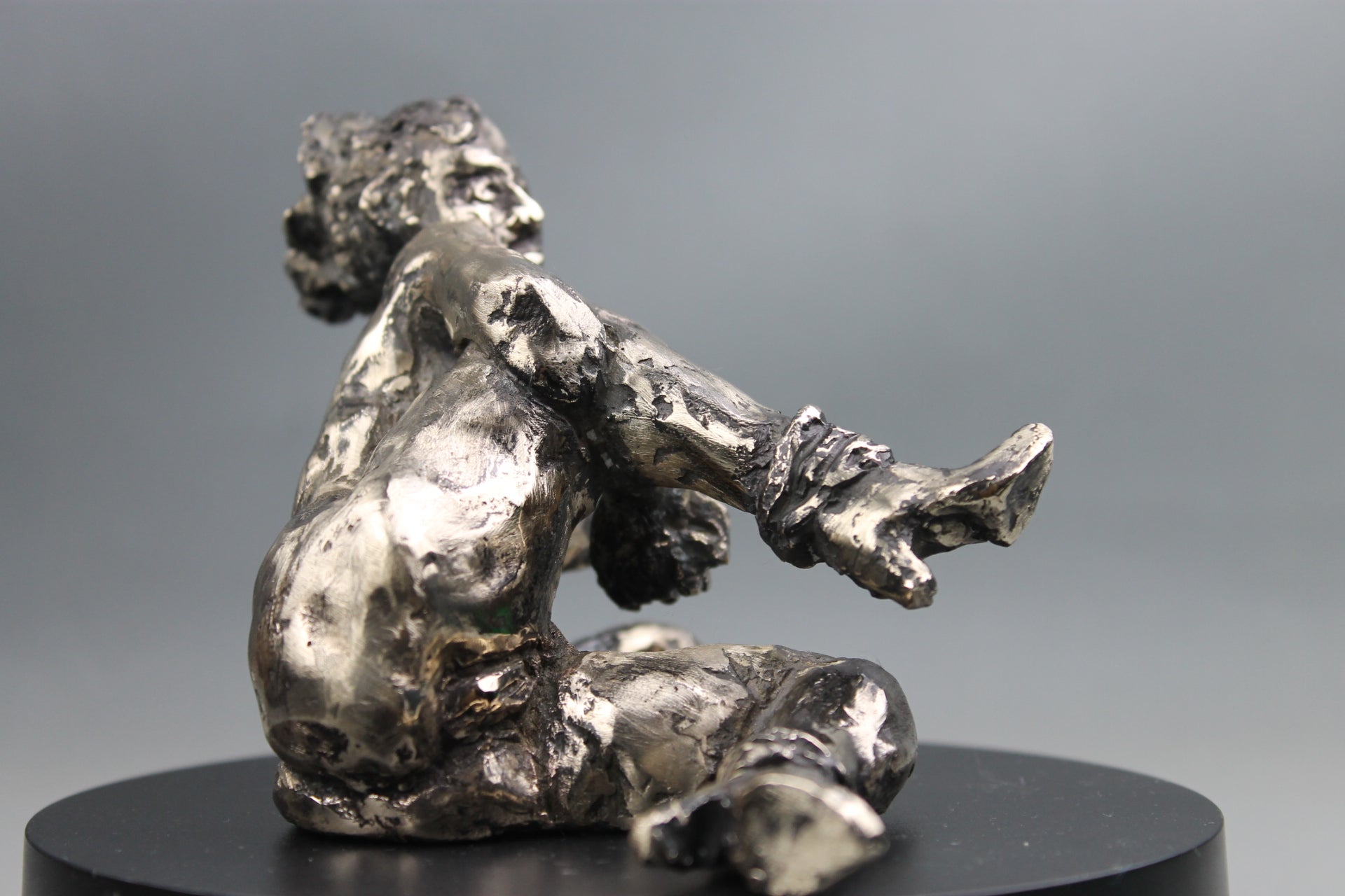 sculpture contemporaine, egon schiele, sculpture, audrey flechet, flechet, fonderie du champ bon, bronze, statue, statuette, cire perdue, technique de la cire perdue, bronce, lost wax, les bottes rouges, nu féminin, nu féminin à la jambe relevée