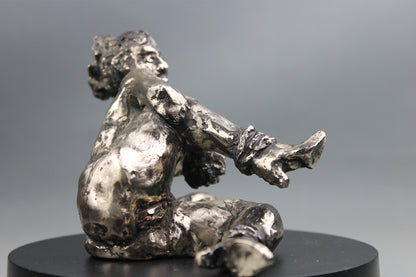 sculpture contemporaine, egon schiele, sculpture, audrey flechet, flechet, fonderie du champ bon, bronze, statue, statuette, cire perdue, technique de la cire perdue, bronce, lost wax, les bottes rouges, nu féminin, nu féminin à la jambe relevée