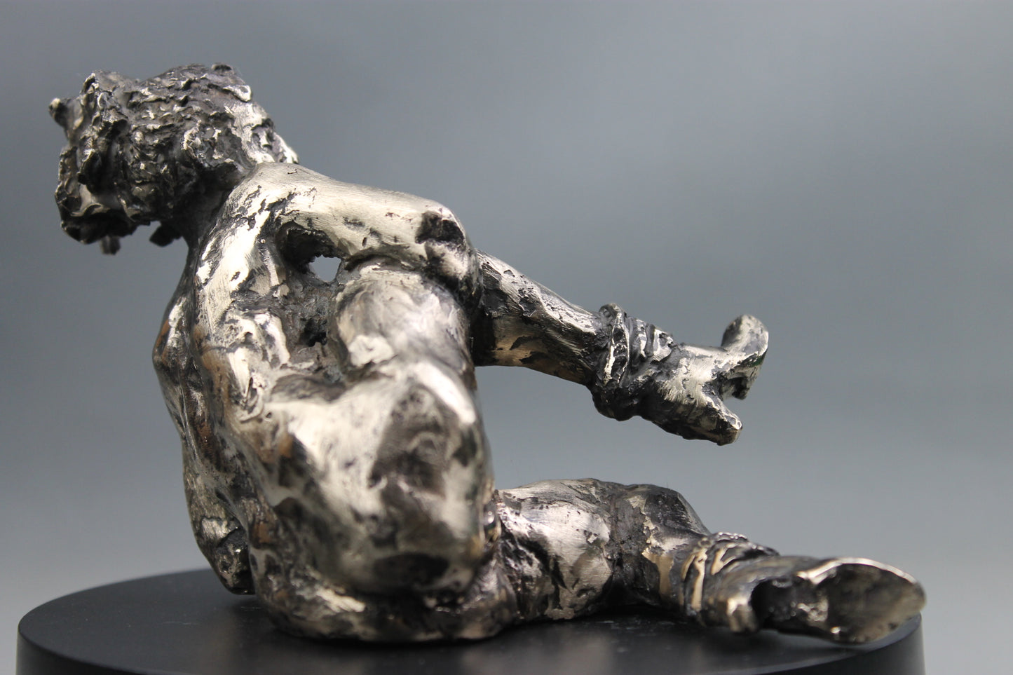 sculpture contemporaine, egon schiele, sculpture, audrey flechet, flechet, fonderie du champ bon, bronze, statue, statuette, cire perdue, technique de la cire perdue, bronce, lost wax, les bottes rouges, nu féminin, nu féminin à la jambe relevée
