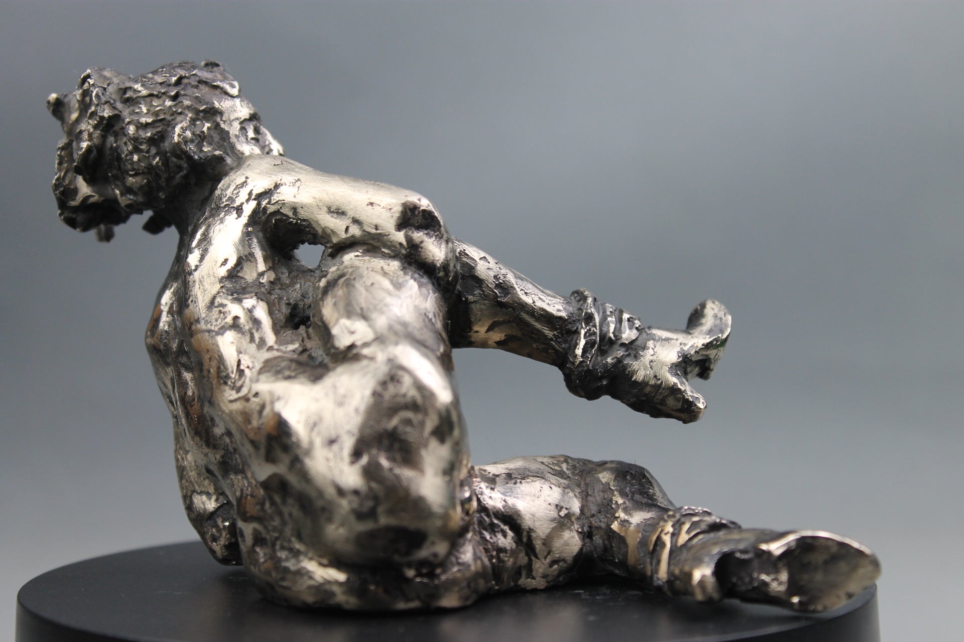 sculpture contemporaine, egon schiele, sculpture, audrey flechet, flechet, fonderie du champ bon, bronze, statue, statuette, cire perdue, technique de la cire perdue, bronce, lost wax, les bottes rouges, nu féminin, nu féminin à la jambe relevée