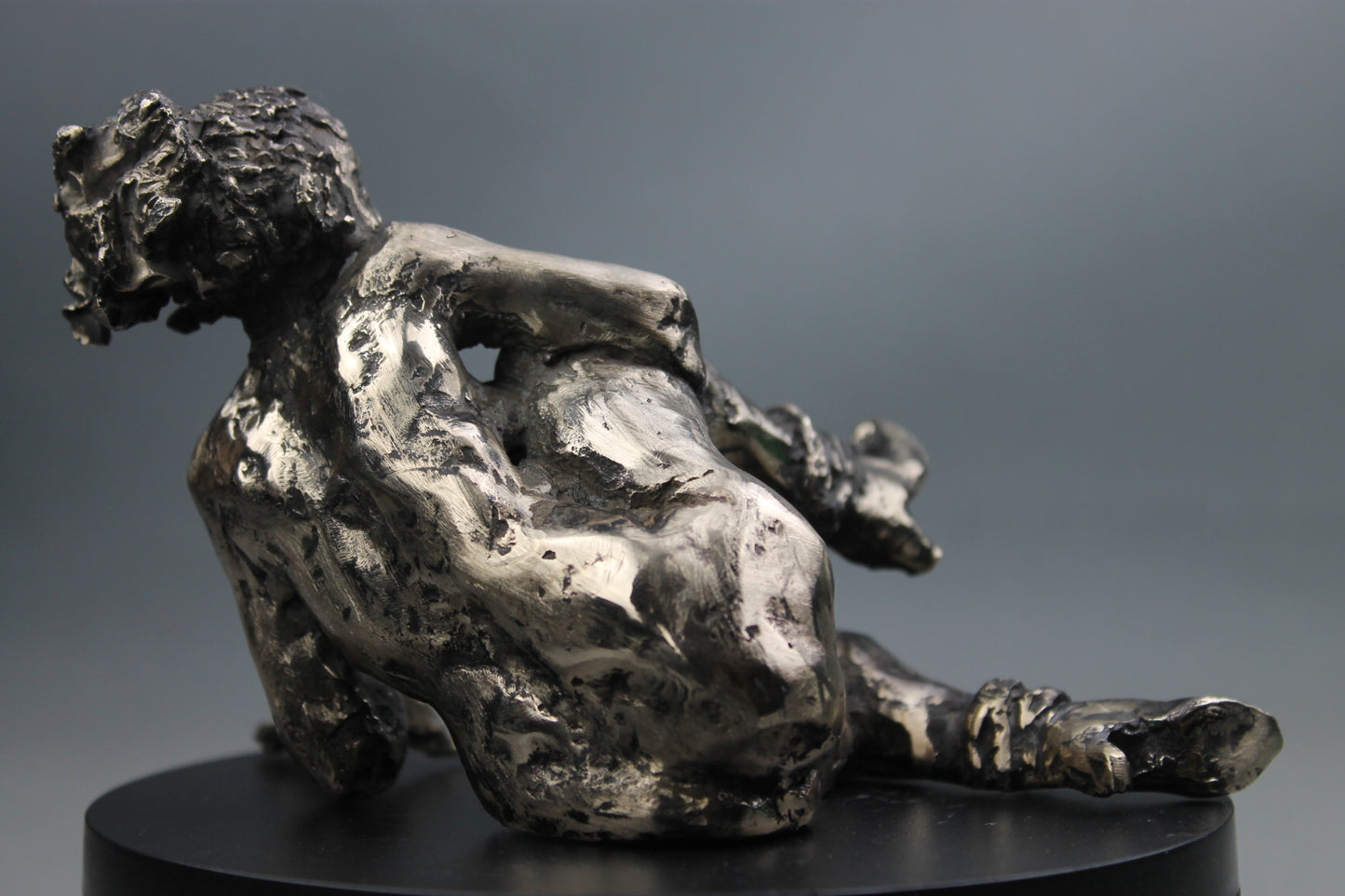 sculpture contemporaine, egon schiele, sculpture, audrey flechet, flechet, fonderie du champ bon, bronze, statue, statuette, cire perdue, technique de la cire perdue, bronce, lost wax, les bottes rouges, nu féminin, nu féminin à la jambe relevée