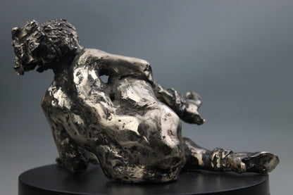 sculpture contemporaine, egon schiele, sculpture, audrey flechet, flechet, fonderie du champ bon, bronze, statue, statuette, cire perdue, technique de la cire perdue, bronce, lost wax, les bottes rouges, nu féminin, nu féminin à la jambe relevée