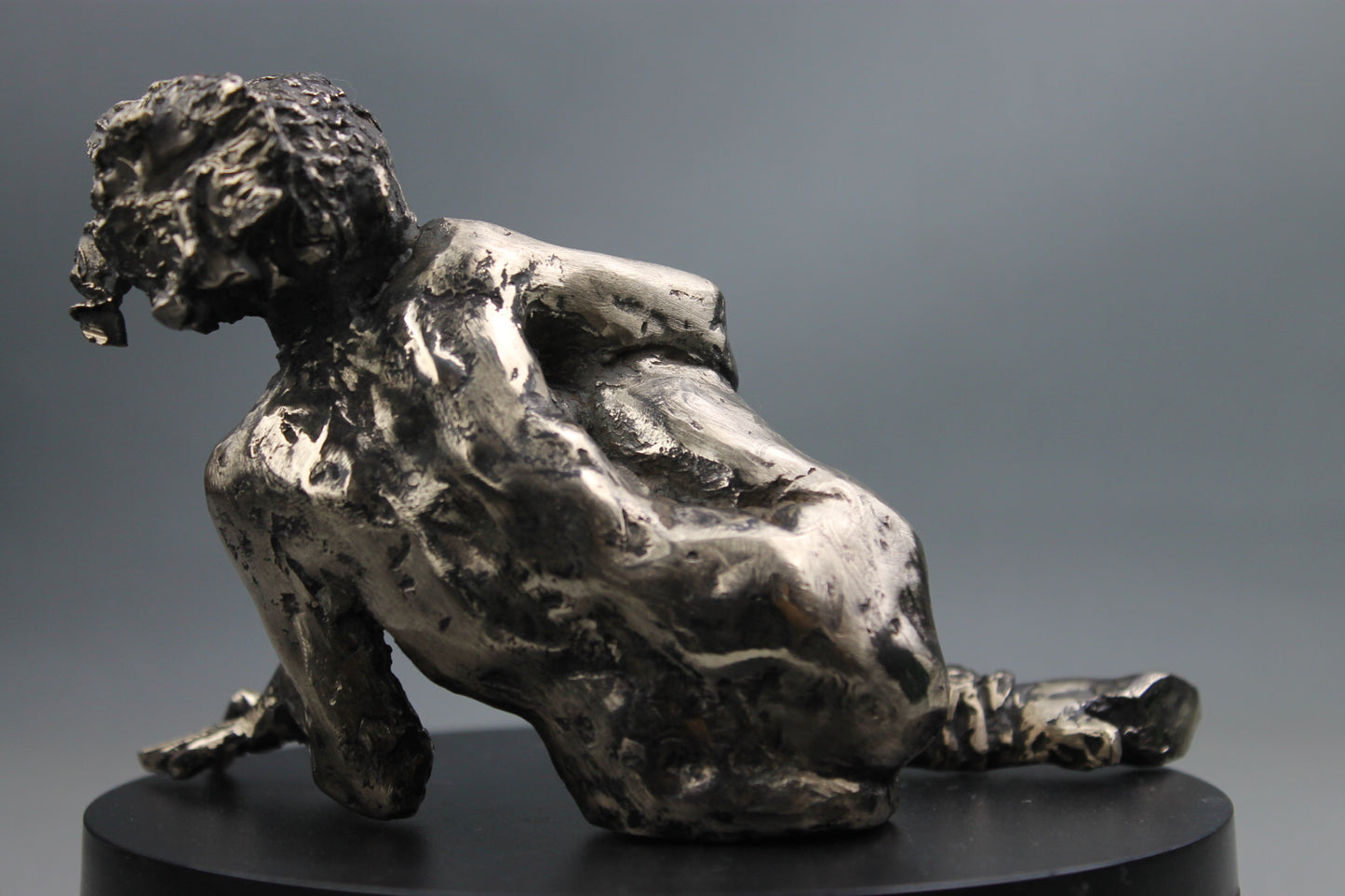 sculpture contemporaine, egon schiele, sculpture, audrey flechet, flechet, fonderie du champ bon, bronze, statue, statuette, cire perdue, technique de la cire perdue, bronce, lost wax, les bottes rouges, nu féminin, nu féminin à la jambe relevée