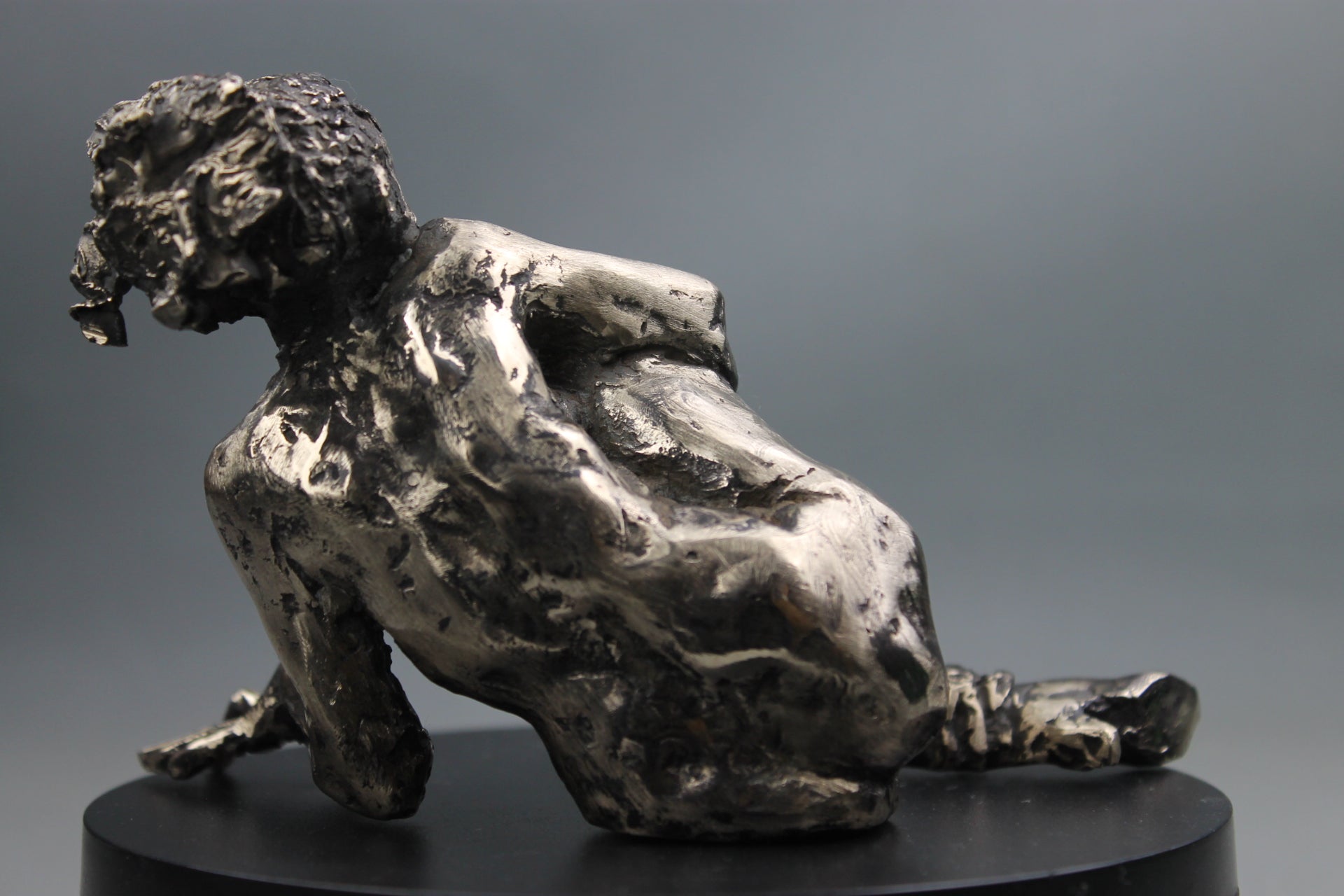 sculpture contemporaine, egon schiele, sculpture, audrey flechet, flechet, fonderie du champ bon, bronze, statue, statuette, cire perdue, technique de la cire perdue, bronce, lost wax, les bottes rouges, nu féminin, nu féminin à la jambe relevée