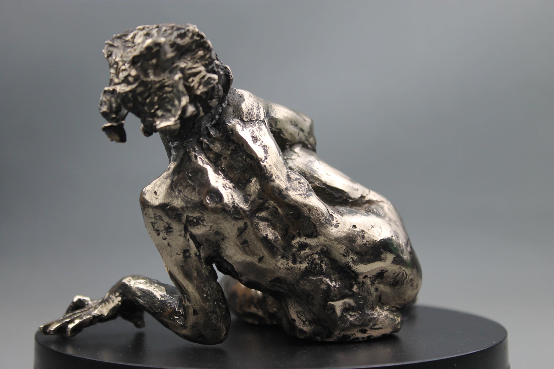 sculpture contemporaine, egon schiele, sculpture, audrey flechet, flechet, fonderie du champ bon, bronze, statue, statuette, cire perdue, technique de la cire perdue, bronce, lost wax, les bottes rouges, nu féminin, nu féminin à la jambe relevée