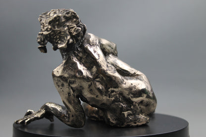 sculpture contemporaine, egon schiele, sculpture, audrey flechet, flechet, fonderie du champ bon, bronze, statue, statuette, cire perdue, technique de la cire perdue, bronce, lost wax, les bottes rouges, nu féminin, nu féminin à la jambe relevée