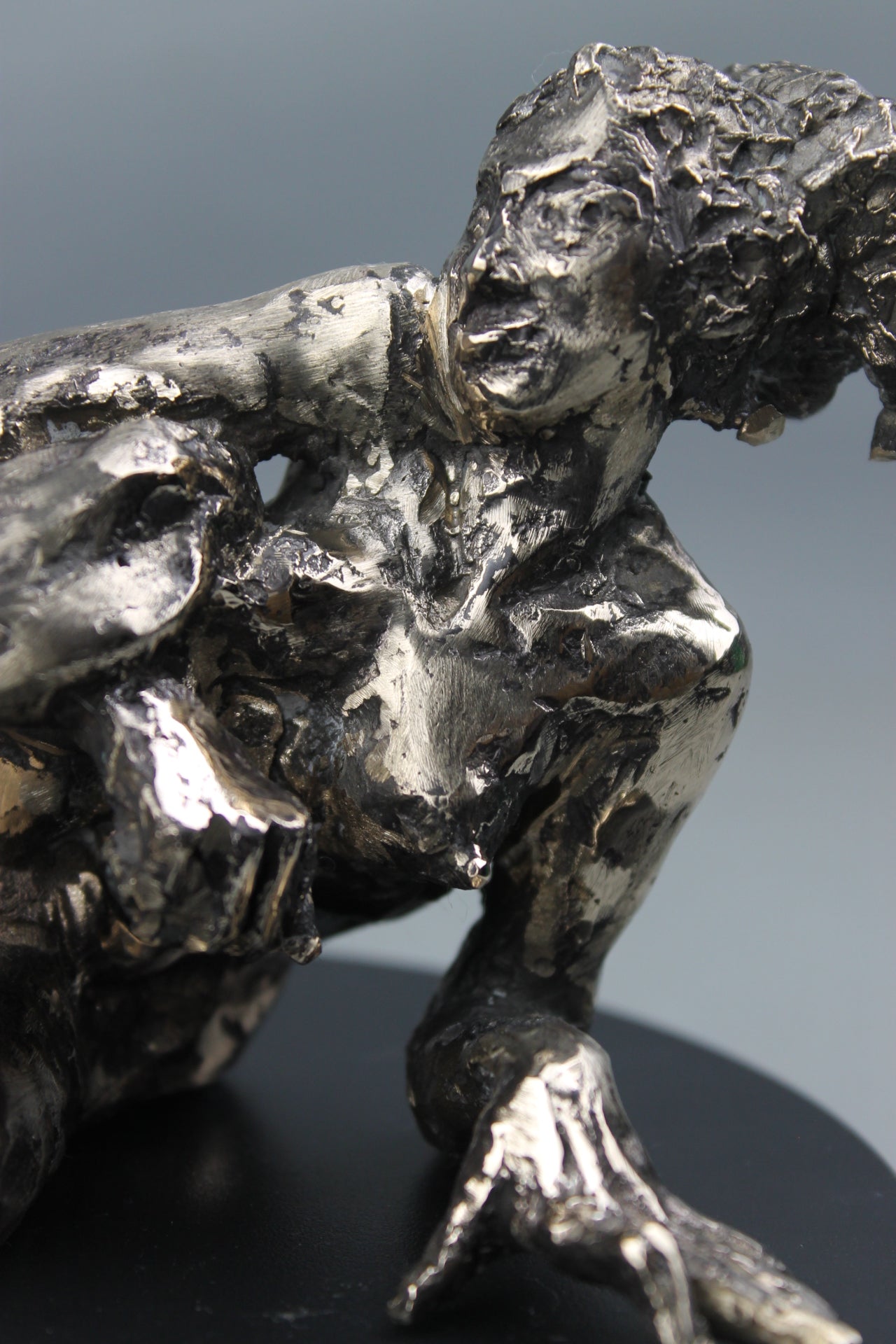 sculpture contemporaine, egon schiele, sculpture, audrey flechet, flechet, fonderie du champ bon, bronze, statue, statuette, cire perdue, technique de la cire perdue, bronce, lost wax, les bottes rouges, nu féminin, nu féminin à la jambe relevée