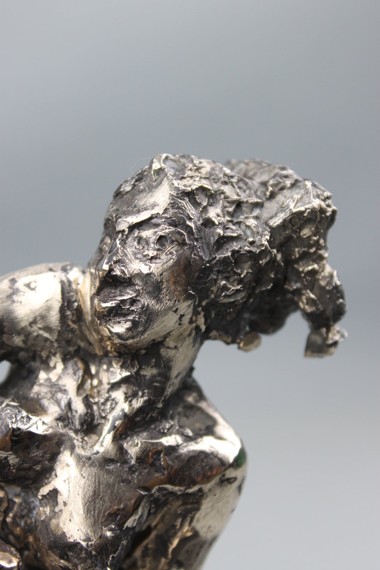 sculpture contemporaine, egon schiele, sculpture, audrey flechet, flechet, fonderie du champ bon, bronze, statue, statuette, cire perdue, technique de la cire perdue, bronce, lost wax, les bottes rouges, nu féminin, nu féminin à la jambe relevée