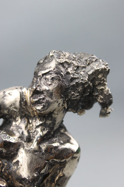 sculpture contemporaine, egon schiele, sculpture, audrey flechet, flechet, fonderie du champ bon, bronze, statue, statuette, cire perdue, technique de la cire perdue, bronce, lost wax, les bottes rouges, nu féminin, nu féminin à la jambe relevée