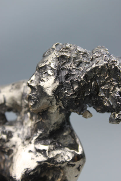 sculpture contemporaine, egon schiele, sculpture, audrey flechet, flechet, fonderie du champ bon, bronze, statue, statuette, cire perdue, technique de la cire perdue, bronce, lost wax, les bottes rouges, nu féminin, nu féminin à la jambe relevée