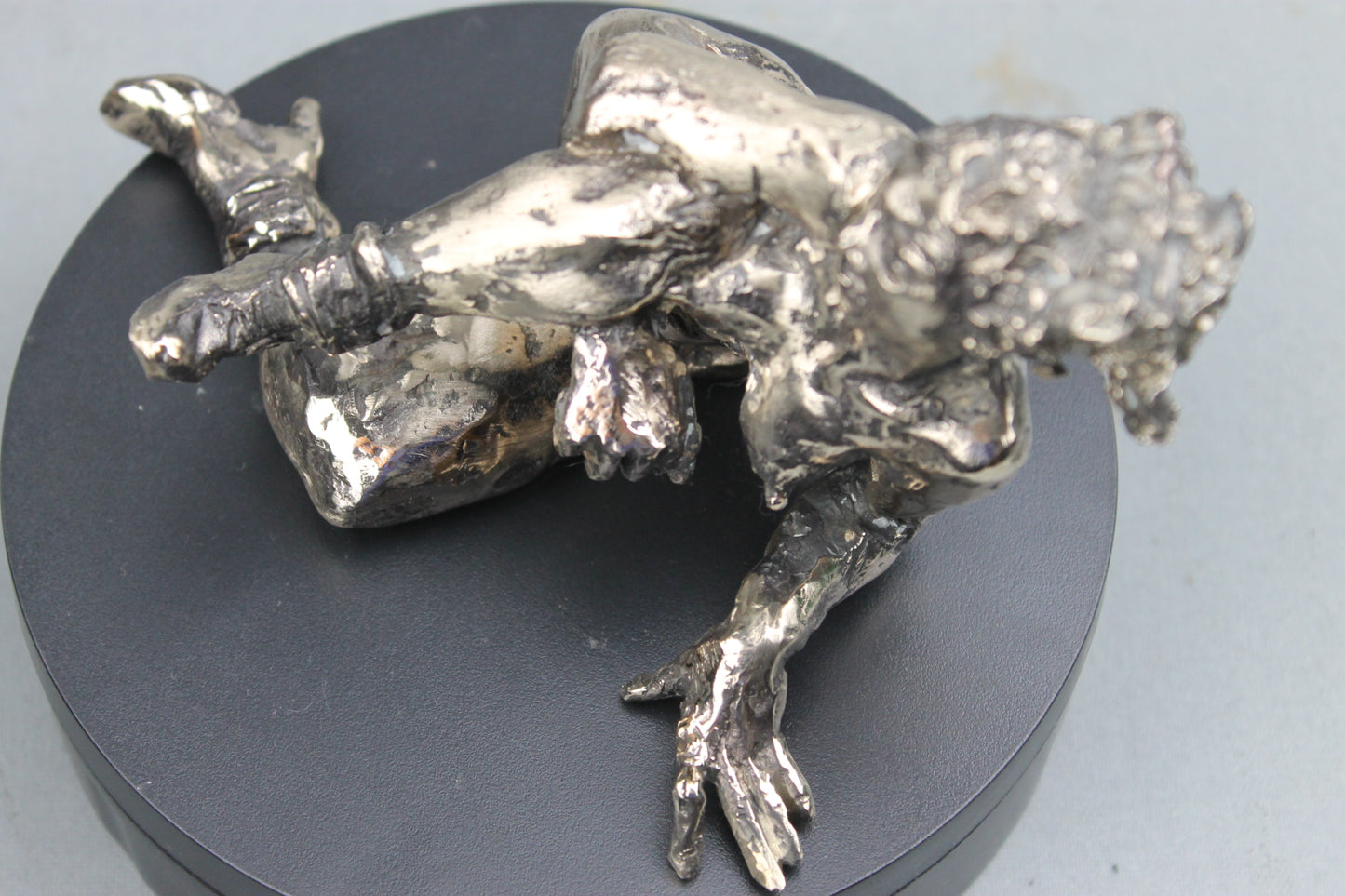 sculpture contemporaine, egon schiele, sculpture, audrey flechet, flechet, fonderie du champ bon, bronze, statue, statuette, cire perdue, technique de la cire perdue, bronce, lost wax, les bottes rouges, nu féminin, nu féminin à la jambe relevée