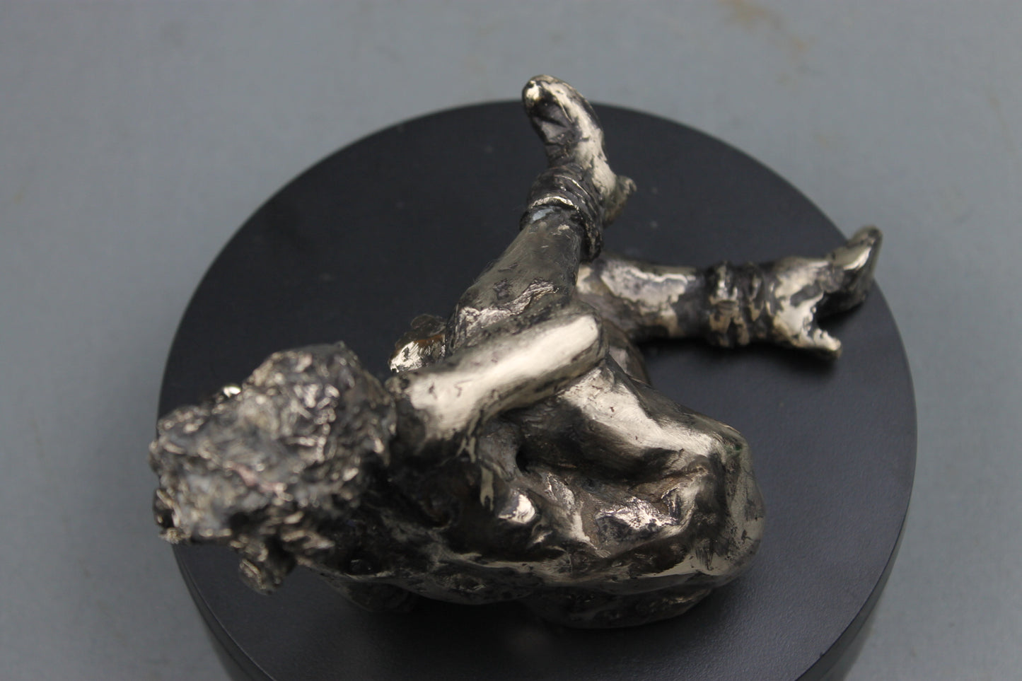 sculpture contemporaine, egon schiele, sculpture, audrey flechet, flechet, fonderie du champ bon, bronze, statue, statuette, cire perdue, technique de la cire perdue, bronce, lost wax, les bottes rouges, nu féminin, nu féminin à la jambe relevée
