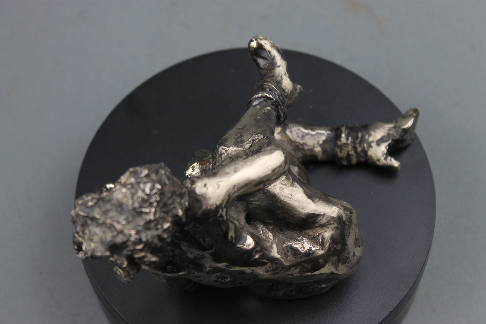 sculpture contemporaine, egon schiele, sculpture, audrey flechet, flechet, fonderie du champ bon, bronze, statue, statuette, cire perdue, technique de la cire perdue, bronce, lost wax, les bottes rouges, nu féminin, nu féminin à la jambe relevée