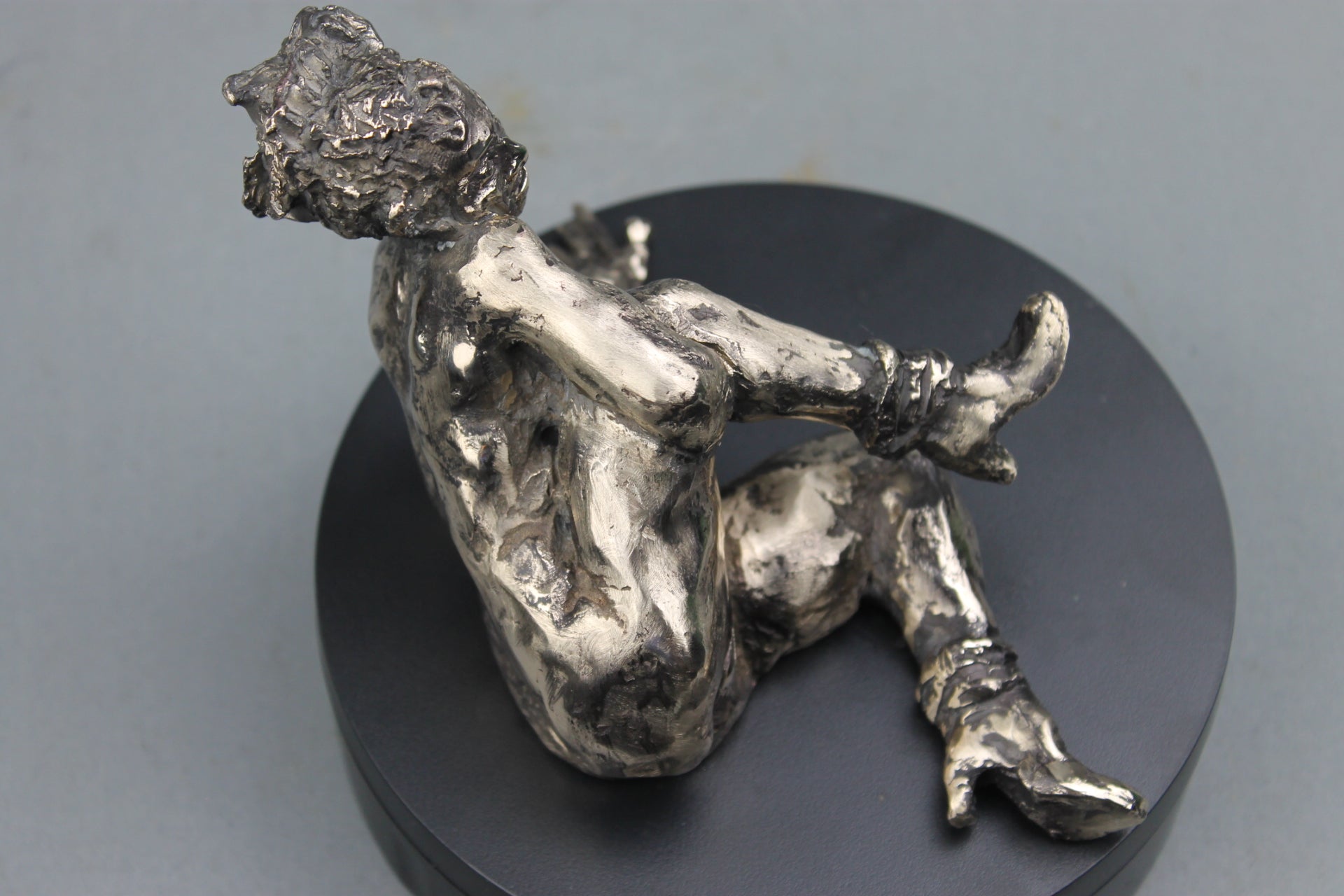 sculpture contemporaine, egon schiele, sculpture, audrey flechet, flechet, fonderie du champ bon, bronze, statue, statuette, cire perdue, technique de la cire perdue, bronce, lost wax, les bottes rouges, nu féminin, nu féminin à la jambe relevée