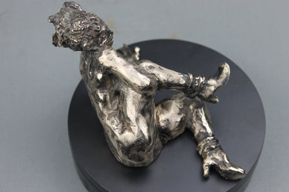 sculpture contemporaine, egon schiele, sculpture, audrey flechet, flechet, fonderie du champ bon, bronze, statue, statuette, cire perdue, technique de la cire perdue, bronce, lost wax, les bottes rouges, nu féminin, nu féminin à la jambe relevée