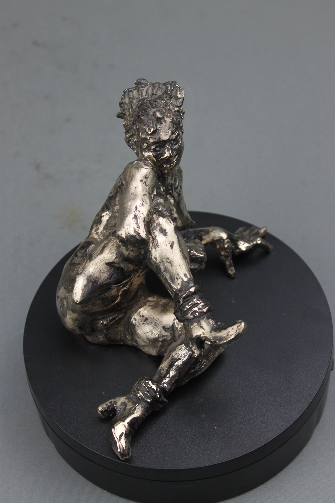 sculpture contemporaine, egon schiele, sculpture, audrey flechet, flechet, fonderie du champ bon, bronze, statue, statuette, cire perdue, technique de la cire perdue, bronce, lost wax, les bottes rouges, nu féminin, nu féminin à la jambe relevée