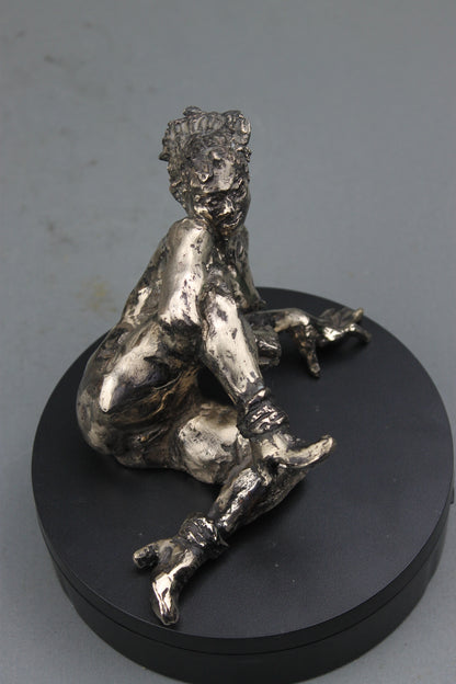 sculpture contemporaine, egon schiele, sculpture, audrey flechet, flechet, fonderie du champ bon, bronze, statue, statuette, cire perdue, technique de la cire perdue, bronce, lost wax, les bottes rouges, nu féminin, nu féminin à la jambe relevée