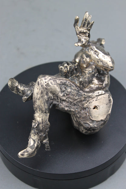 sculpture contemporaine, egon schiele, sculpture, audrey flechet, flechet, fonderie du champ bon, bronze, statue, statuette, cire perdue, technique de la cire perdue, bronce, lost wax, les bottes rouges, nu féminin, nu féminin à la jambe relevée