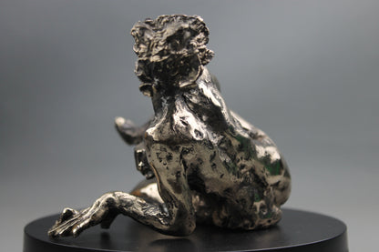 sculpture contemporaine, egon schiele, sculpture, audrey flechet, flechet, fonderie du champ bon, bronze, statue, statuette, cire perdue, technique de la cire perdue, bronce, lost wax, les bottes rouges, nu féminin, nu féminin à la jambe relevée
