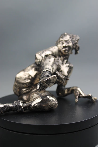 sculpture contemporaine, egon schiele, sculpture, audrey flechet, flechet, fonderie du champ bon, bronze, statue, statuette, cire perdue, technique de la cire perdue, bronce, lost wax, les bottes rouges, nu féminin, nu féminin à la jambe relevée