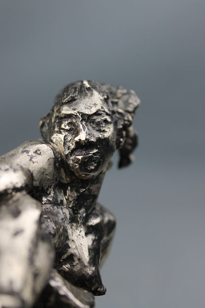 sculpture contemporaine, egon schiele, sculpture, audrey flechet, flechet, fonderie du champ bon, bronze, statue, statuette, cire perdue, technique de la cire perdue, bronce, lost wax, les bottes rouges, nu féminin, nu féminin à la jambe relevée
