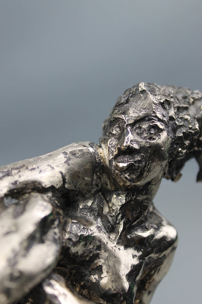 sculpture contemporaine, egon schiele, sculpture, audrey flechet, flechet, fonderie du champ bon, bronze, statue, statuette, cire perdue, technique de la cire perdue, bronce, lost wax, les bottes rouges, nu féminin, nu féminin à la jambe relevée