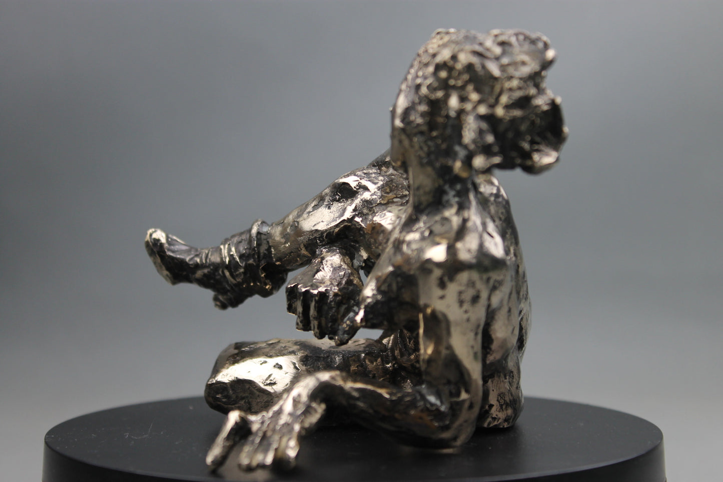 sculpture contemporaine, egon schiele, sculpture, audrey flechet, flechet, fonderie du champ bon, bronze, statue, statuette, cire perdue, technique de la cire perdue, bronce, lost wax, les bottes rouges, nu féminin, nu féminin à la jambe relevée