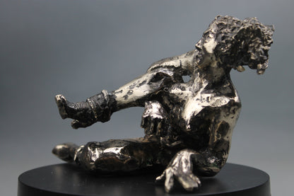 sculpture contemporaine, egon schiele, sculpture, audrey flechet, flechet, fonderie du champ bon, bronze, statue, statuette, cire perdue, technique de la cire perdue, bronce, lost wax, les bottes rouges, nu féminin, nu féminin à la jambe relevée
