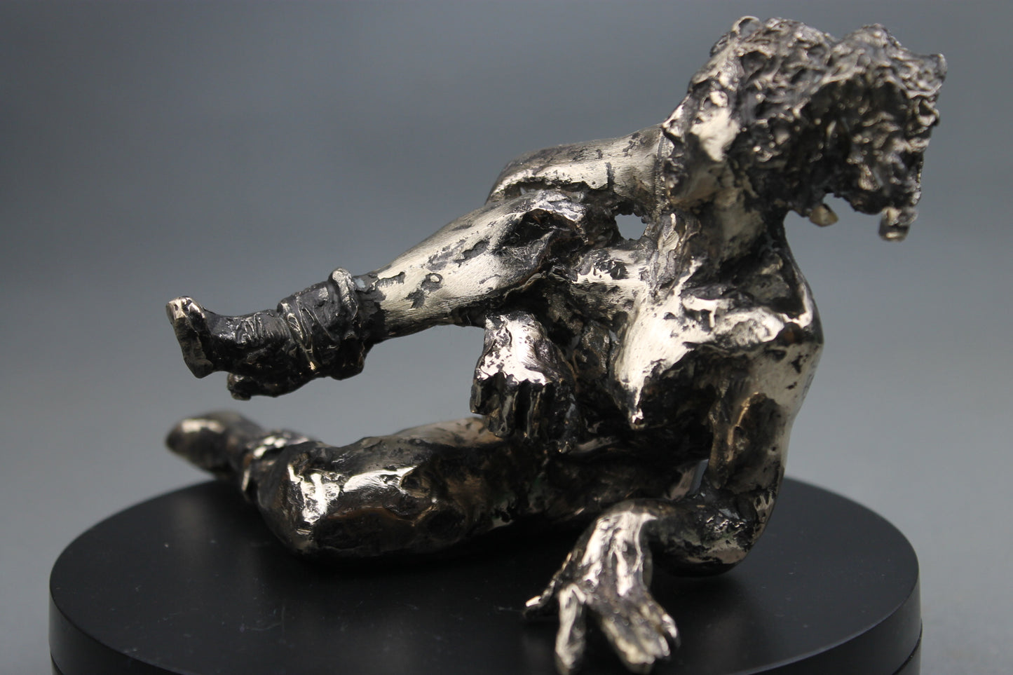 sculpture contemporaine, egon schiele, sculpture, audrey flechet, flechet, fonderie du champ bon, bronze, statue, statuette, cire perdue, technique de la cire perdue, bronce, lost wax, les bottes rouges, nu féminin, nu féminin à la jambe relevée