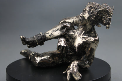 sculpture contemporaine, egon schiele, sculpture, audrey flechet, flechet, fonderie du champ bon, bronze, statue, statuette, cire perdue, technique de la cire perdue, bronce, lost wax, les bottes rouges, nu féminin, nu féminin à la jambe relevée