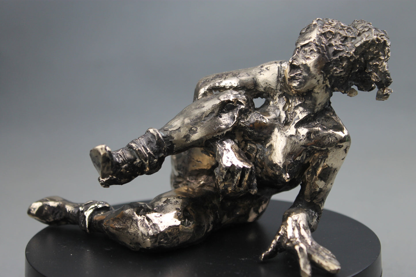 sculpture contemporaine, egon schiele, sculpture, audrey flechet, flechet, fonderie du champ bon, bronze, statue, statuette, cire perdue, technique de la cire perdue, bronce, lost wax, les bottes rouges, nu féminin, nu féminin à la jambe relevée