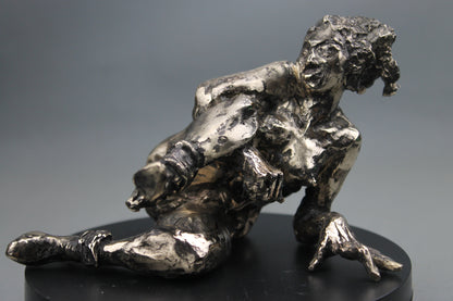 sculpture contemporaine, egon schiele, sculpture, audrey flechet, flechet, fonderie du champ bon, bronze, statue, statuette, cire perdue, technique de la cire perdue, bronce, lost wax, les bottes rouges, nu féminin, nu féminin à la jambe relevée
