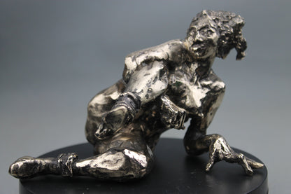 sculpture contemporaine, egon schiele, sculpture, audrey flechet, flechet, fonderie du champ bon, bronze, statue, statuette, cire perdue, technique de la cire perdue, bronce, lost wax, les bottes rouges, nu féminin, nu féminin à la jambe relevée