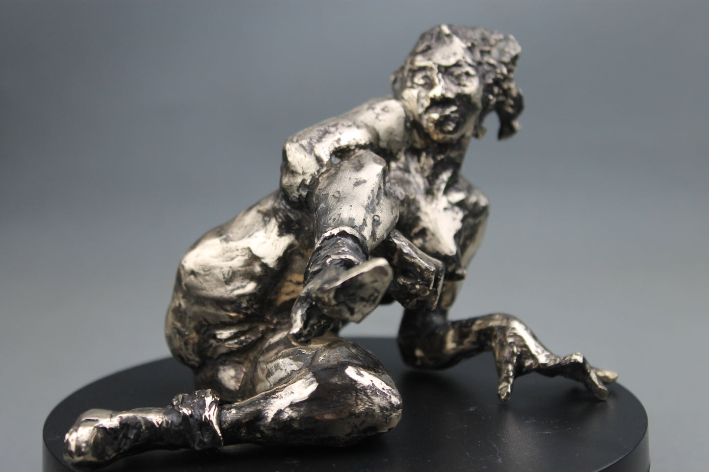 sculpture contemporaine, egon schiele, sculpture, audrey flechet, flechet, fonderie du champ bon, bronze, statue, statuette, cire perdue, technique de la cire perdue, bronce, lost wax, les bottes rouges, nu féminin, nu féminin à la jambe relevée